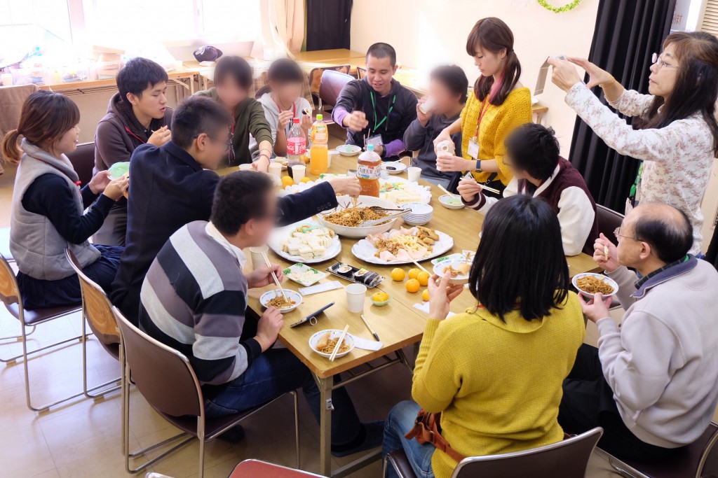 施設の子どもたちとの食事