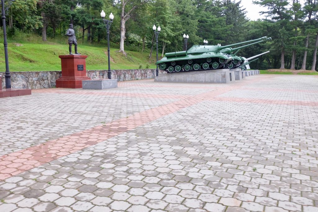 樺太神社跡の銅像と戦車