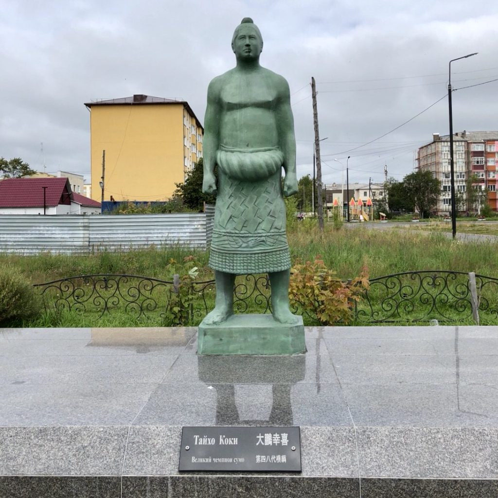 敷香にある大鵬の銅像