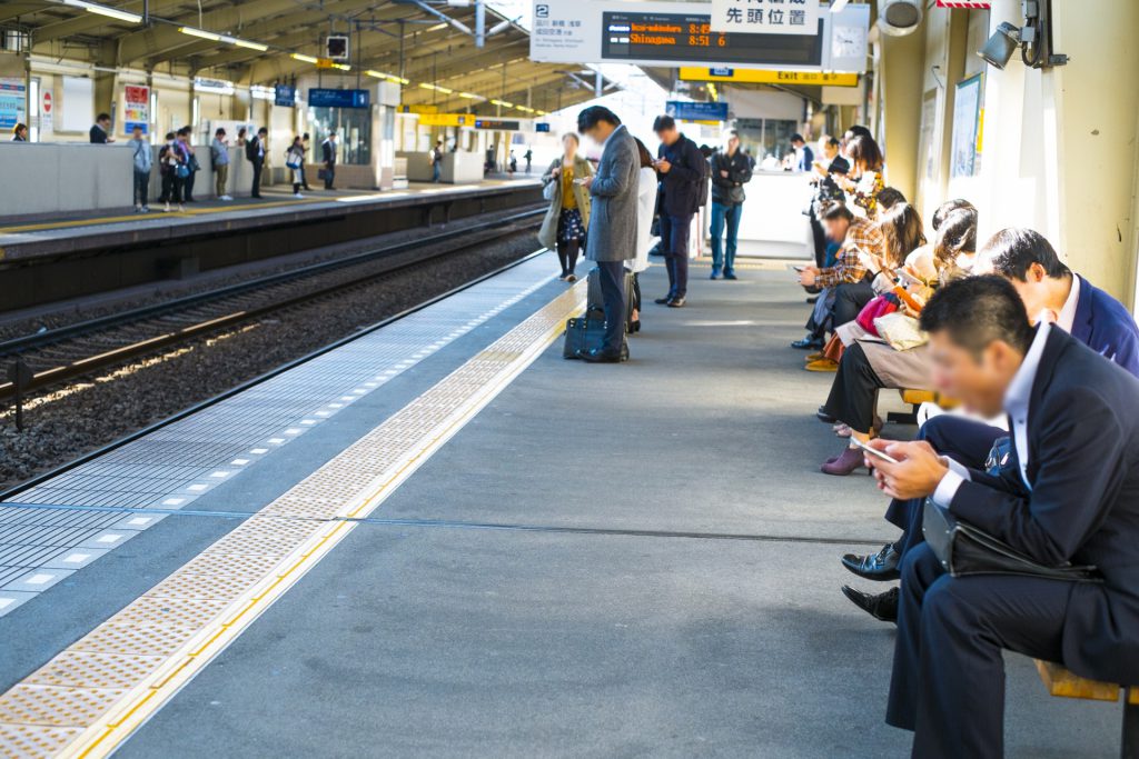 会社に行く人々