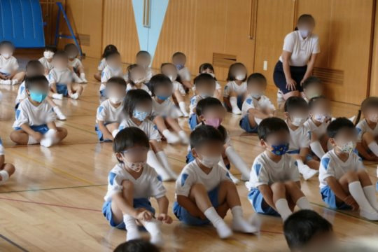 マスクをする幼稚園児たち